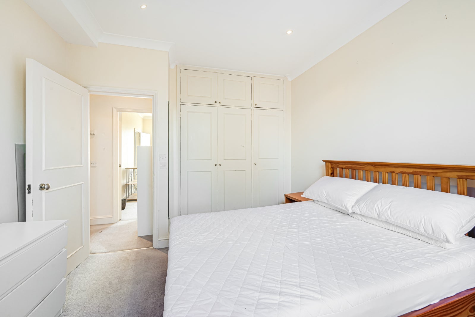 Flat Kempsford Gardens in Greater London