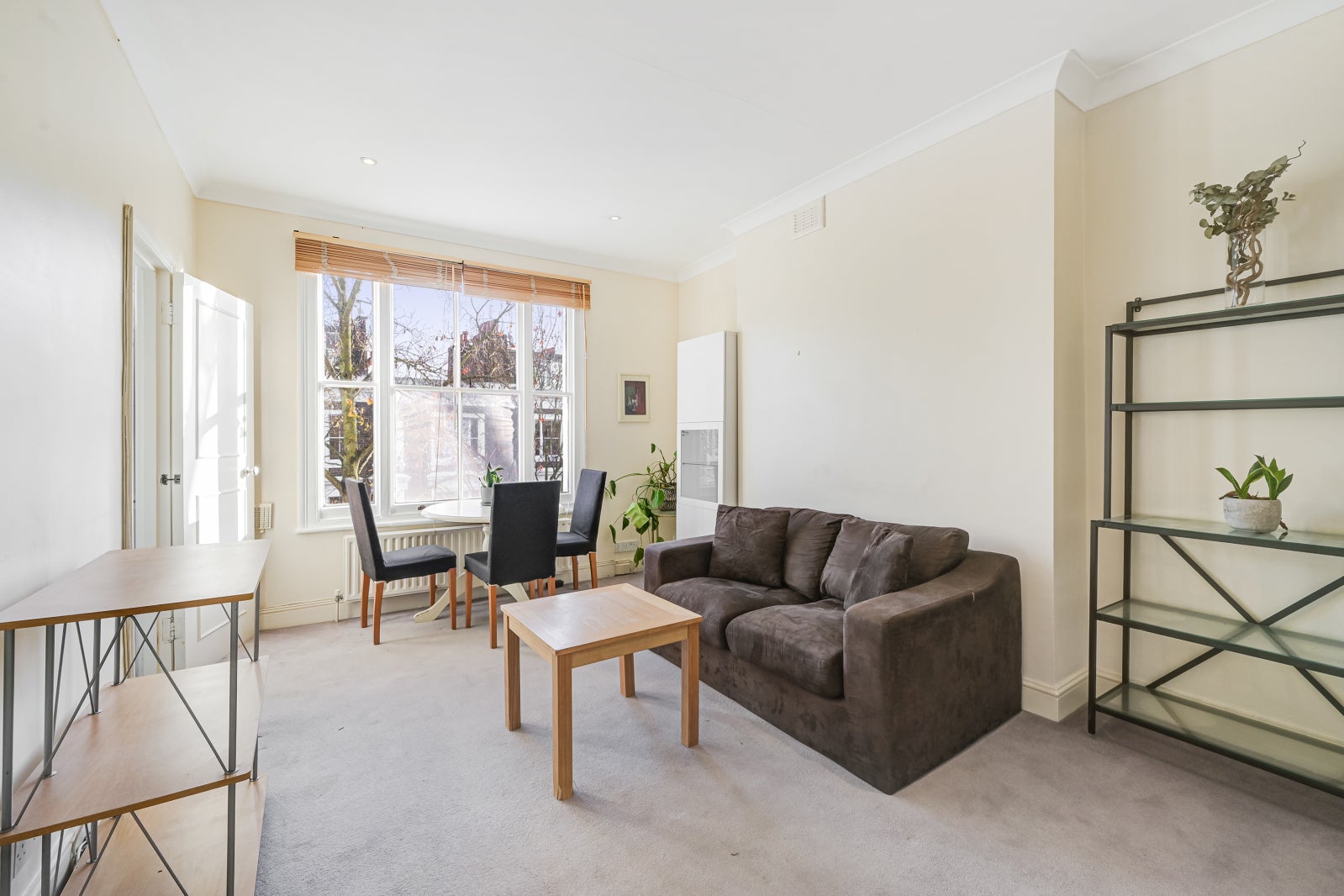 Flat Kempsford Gardens in Greater London