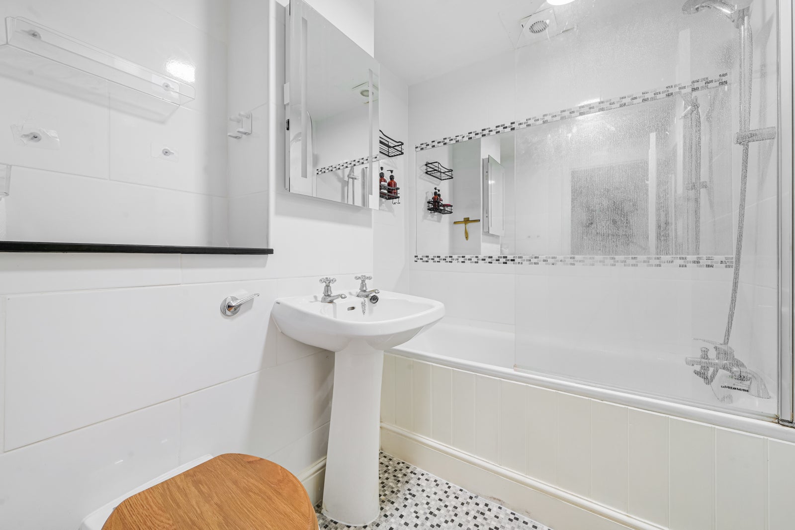 Flat Kempsford Gardens in Greater London