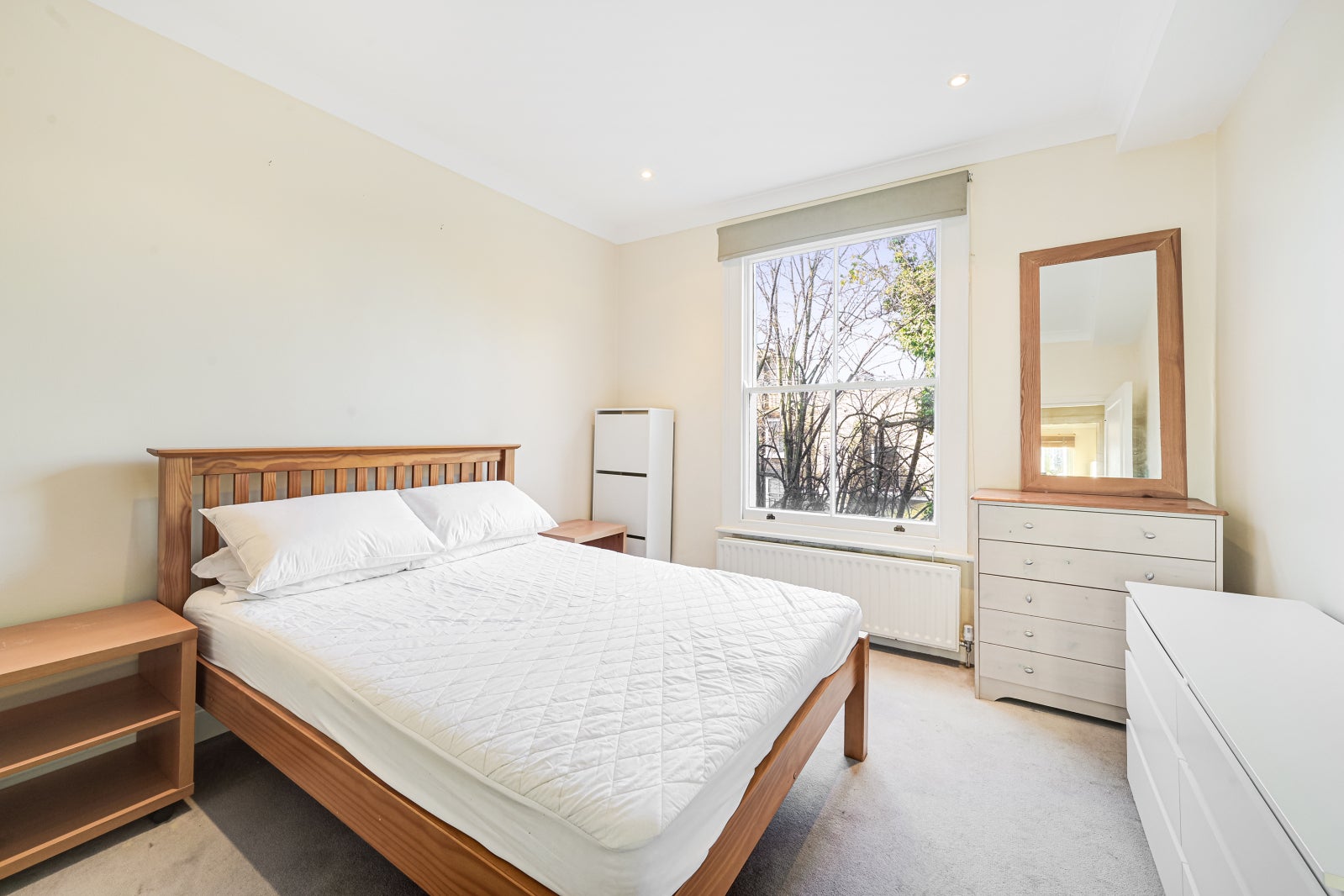 Flat Kempsford Gardens in Greater London