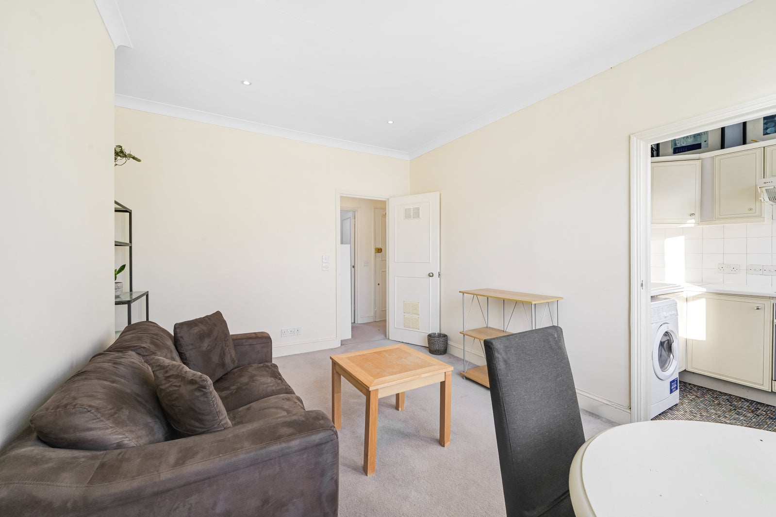Flat Kempsford Gardens in Greater London