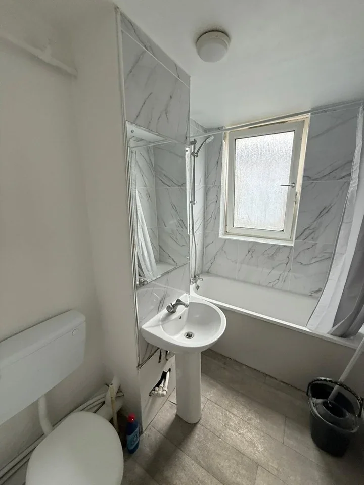 Room Simpsons Road in Greater London