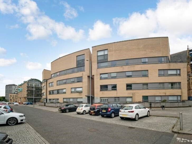 Flat Queen Elizabeth Square in Glasgow