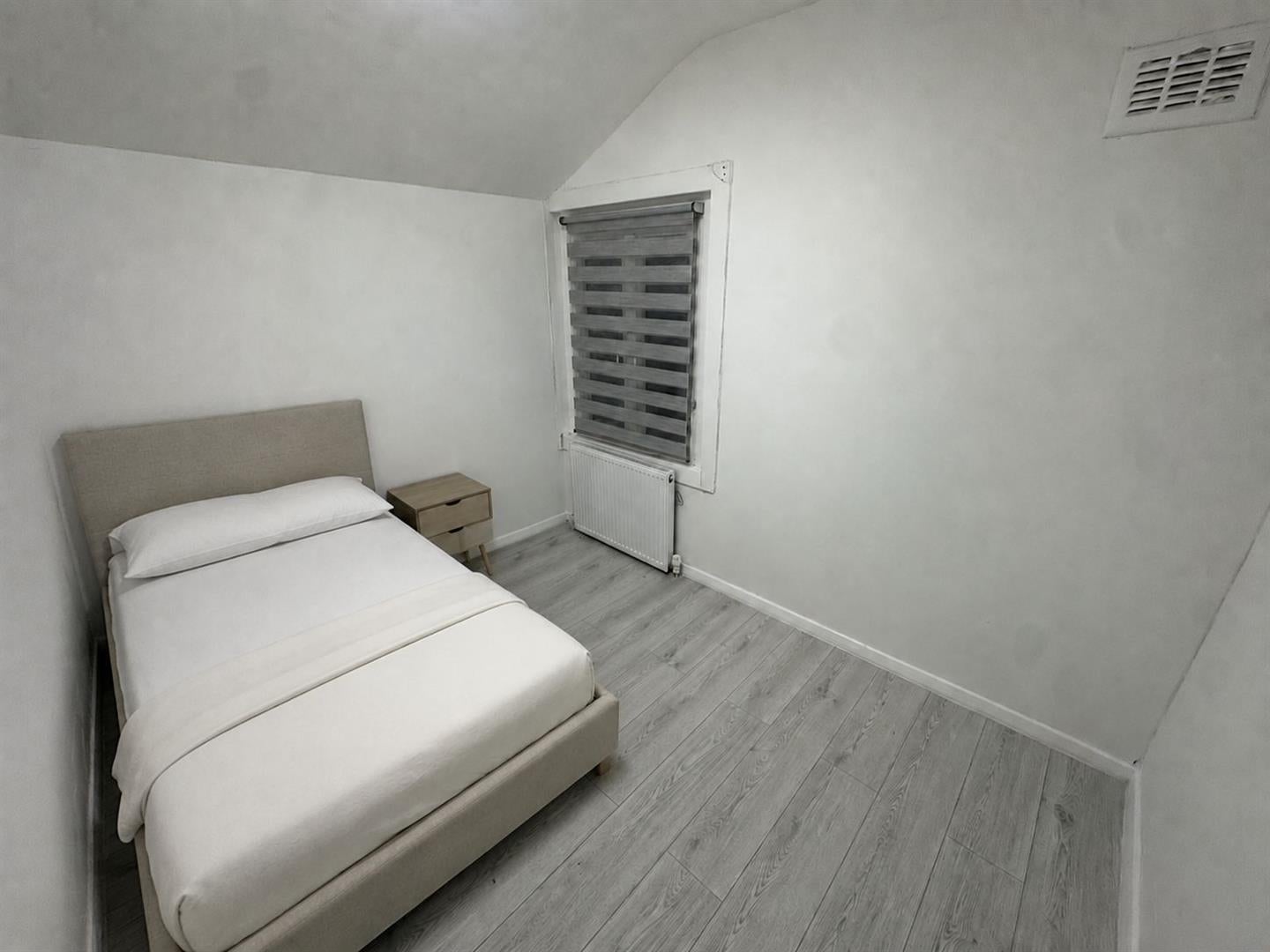 Room Tuam Road in Greater London