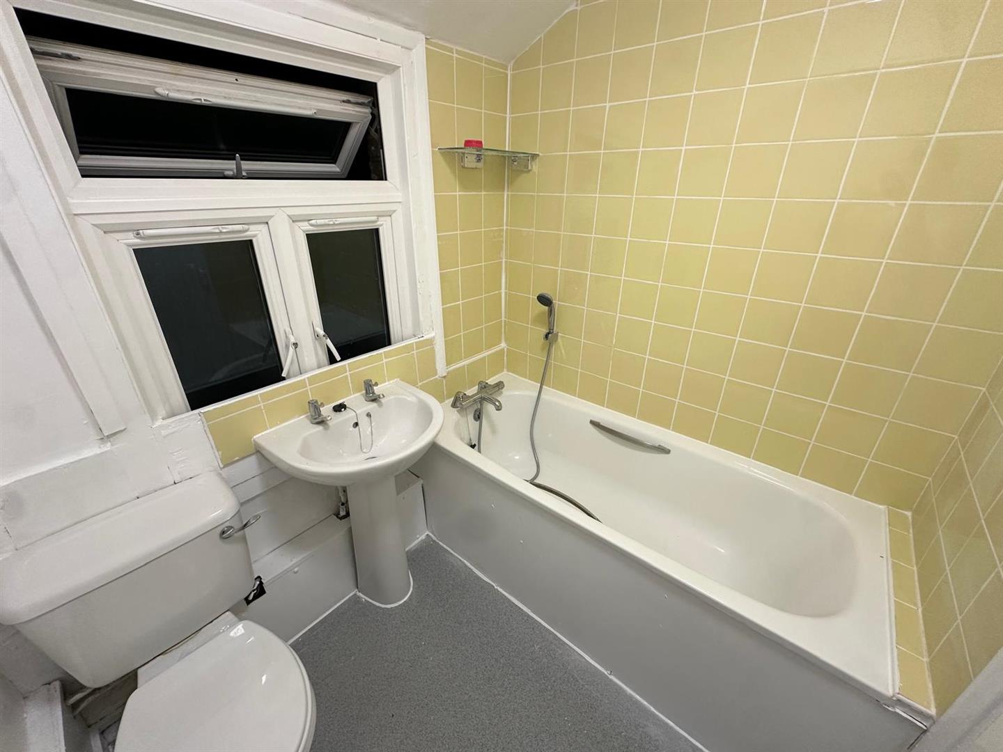 Room Tuam Road in Greater London