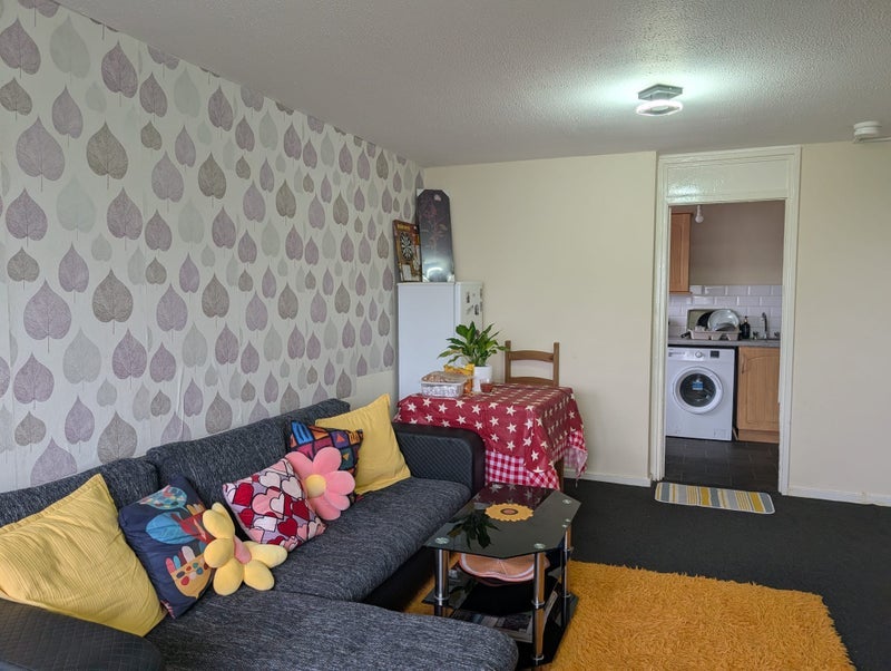 Room Kirkton Avenue in Glasgow