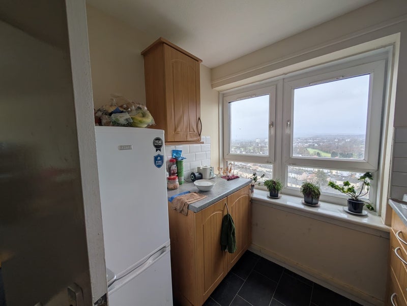 Room Kirkton Avenue in Glasgow