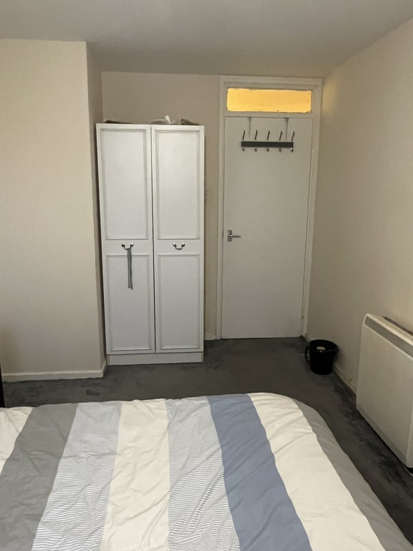 Room Kirkton Avenue in Glasgow