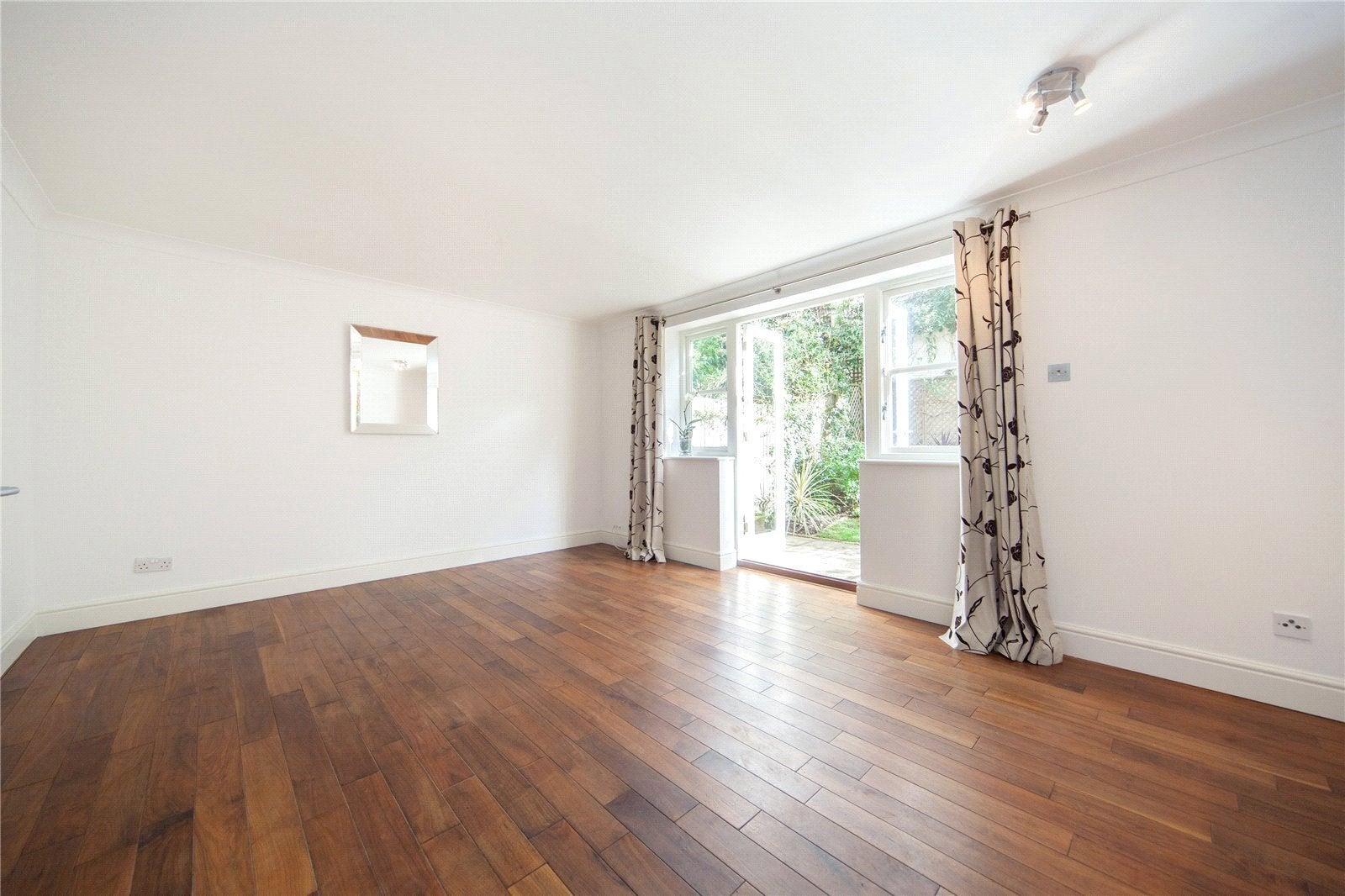 Flat Byron Mews in Greater London
