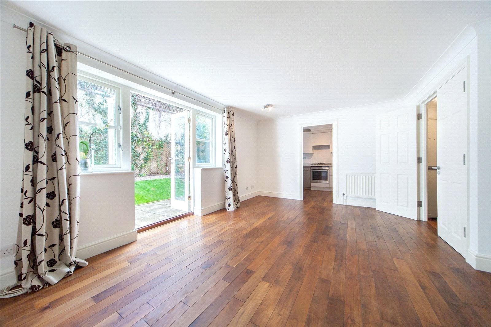 Flat Byron Mews in Greater London