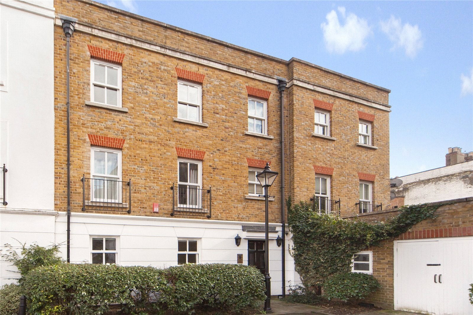 Flat Byron Mews in Greater London