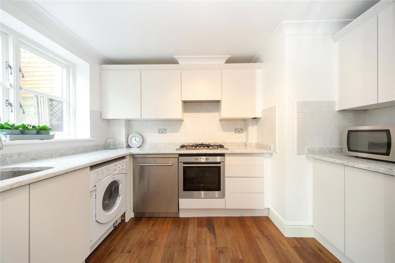 Flat Byron Mews in Greater London