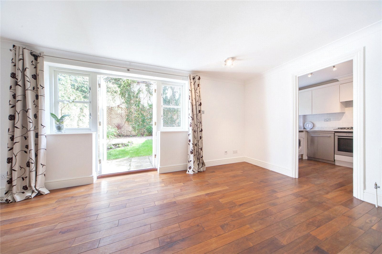 Flat Byron Mews in Greater London