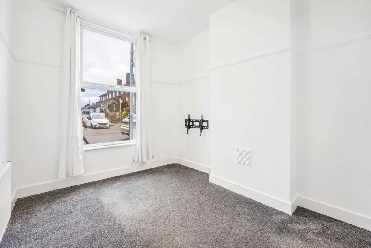 Flat Garratt Lane in Greater London