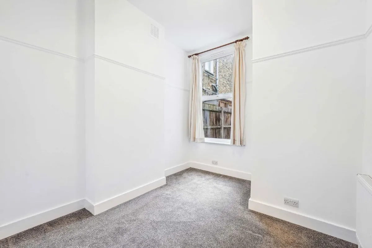 Flat Garratt Lane in Greater London