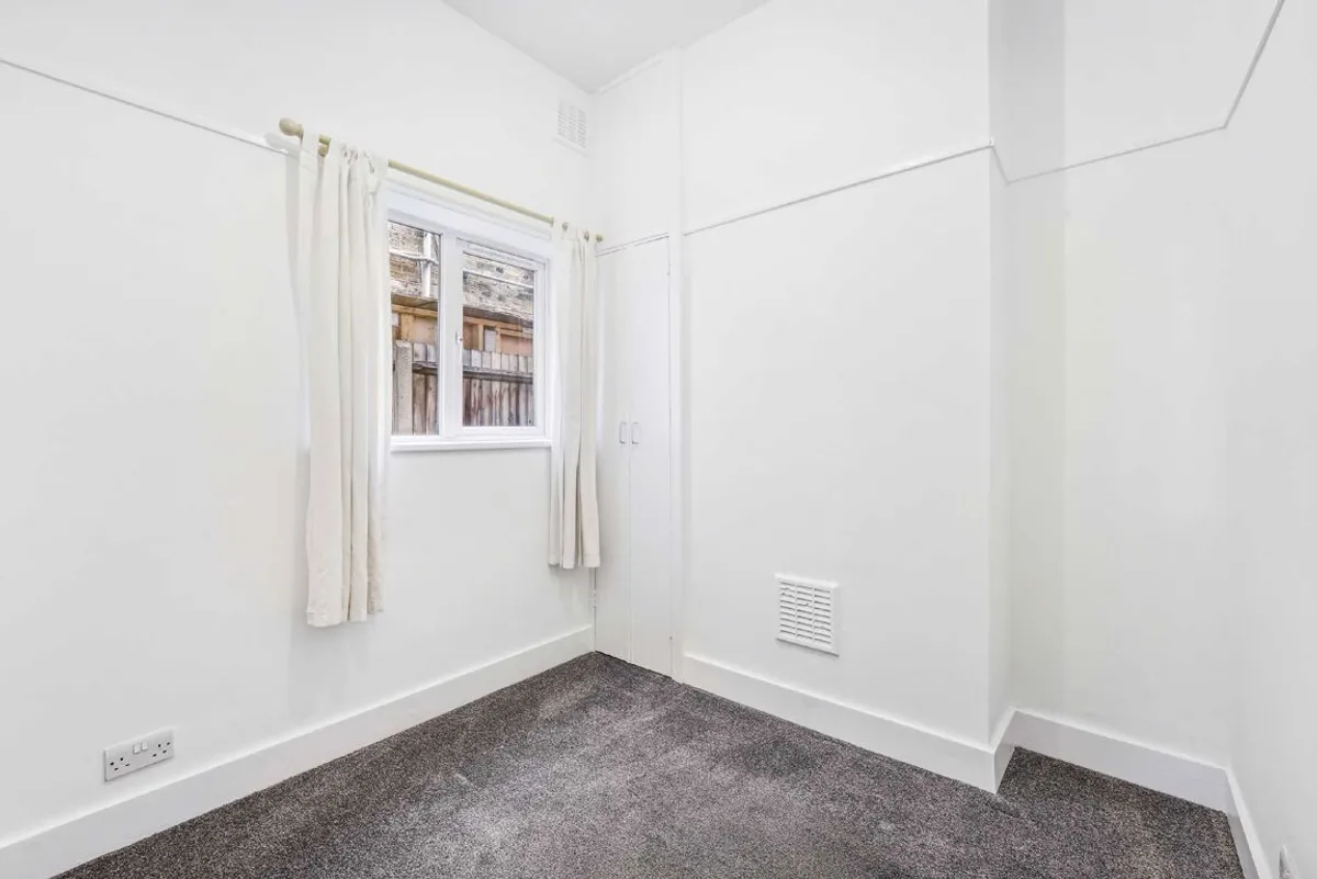 Flat Garratt Lane in Greater London