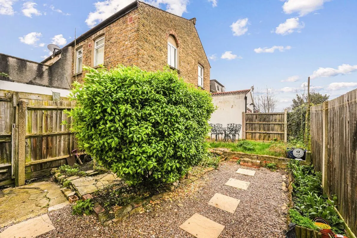 Flat Garratt Lane in Greater London