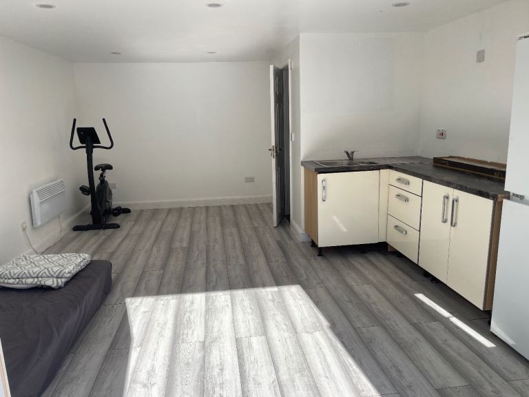 Flat Canterbury Avenue in Slough