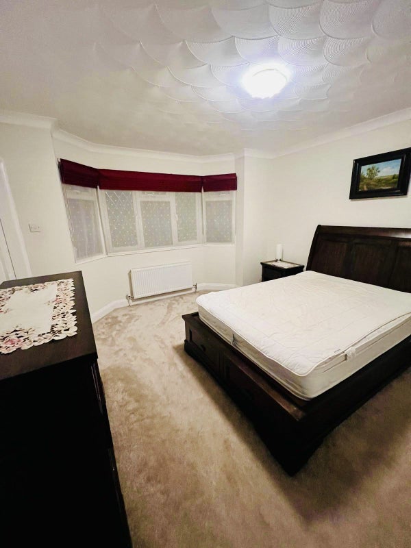 Room Park Lane in Slough