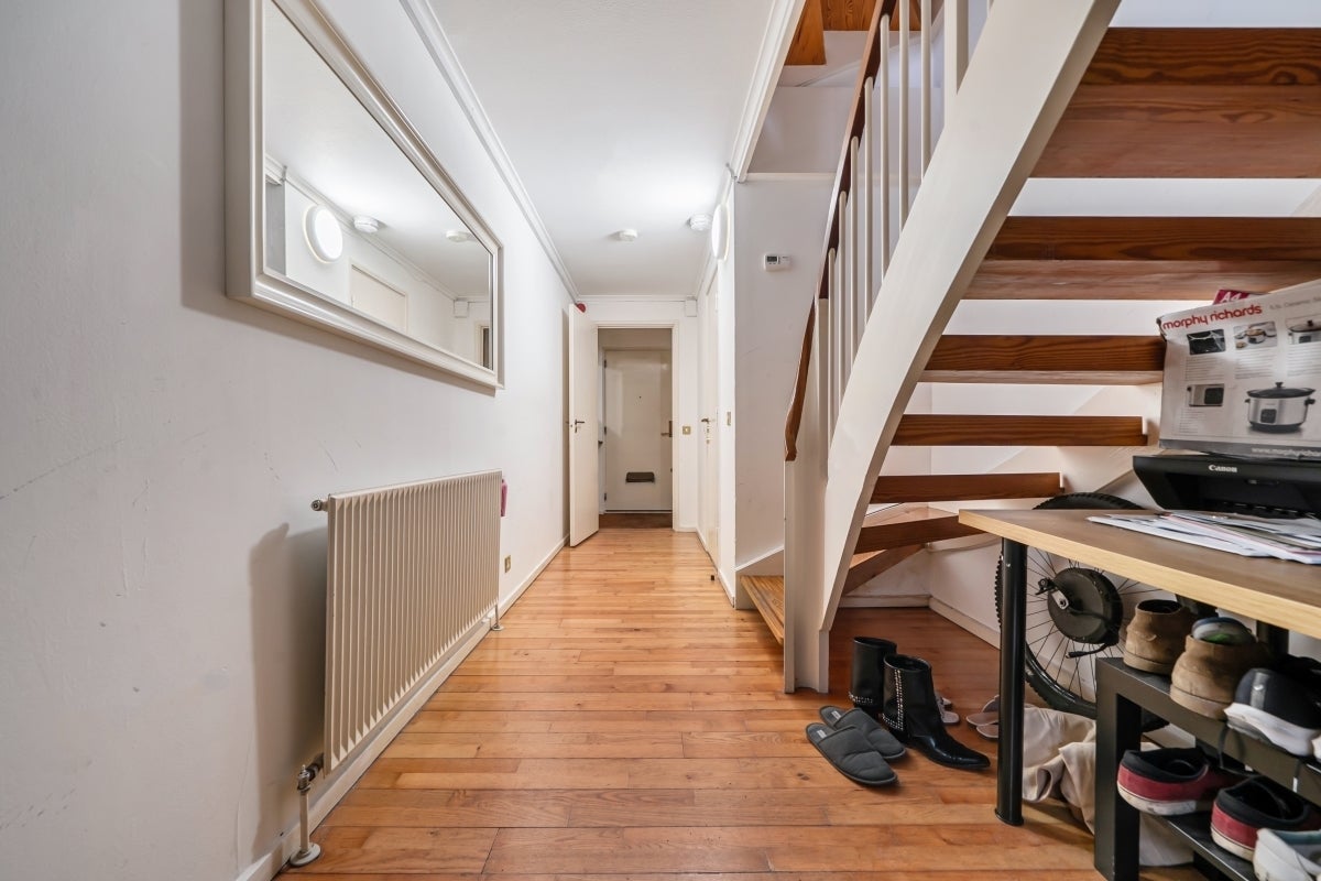 Room South Sea Street in Greater London
