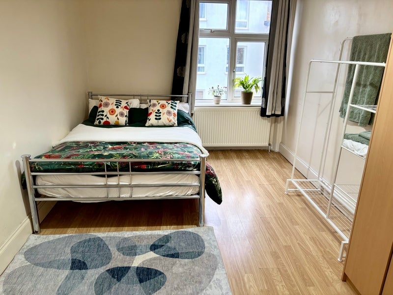 Room Hereford Road in City of Westminster