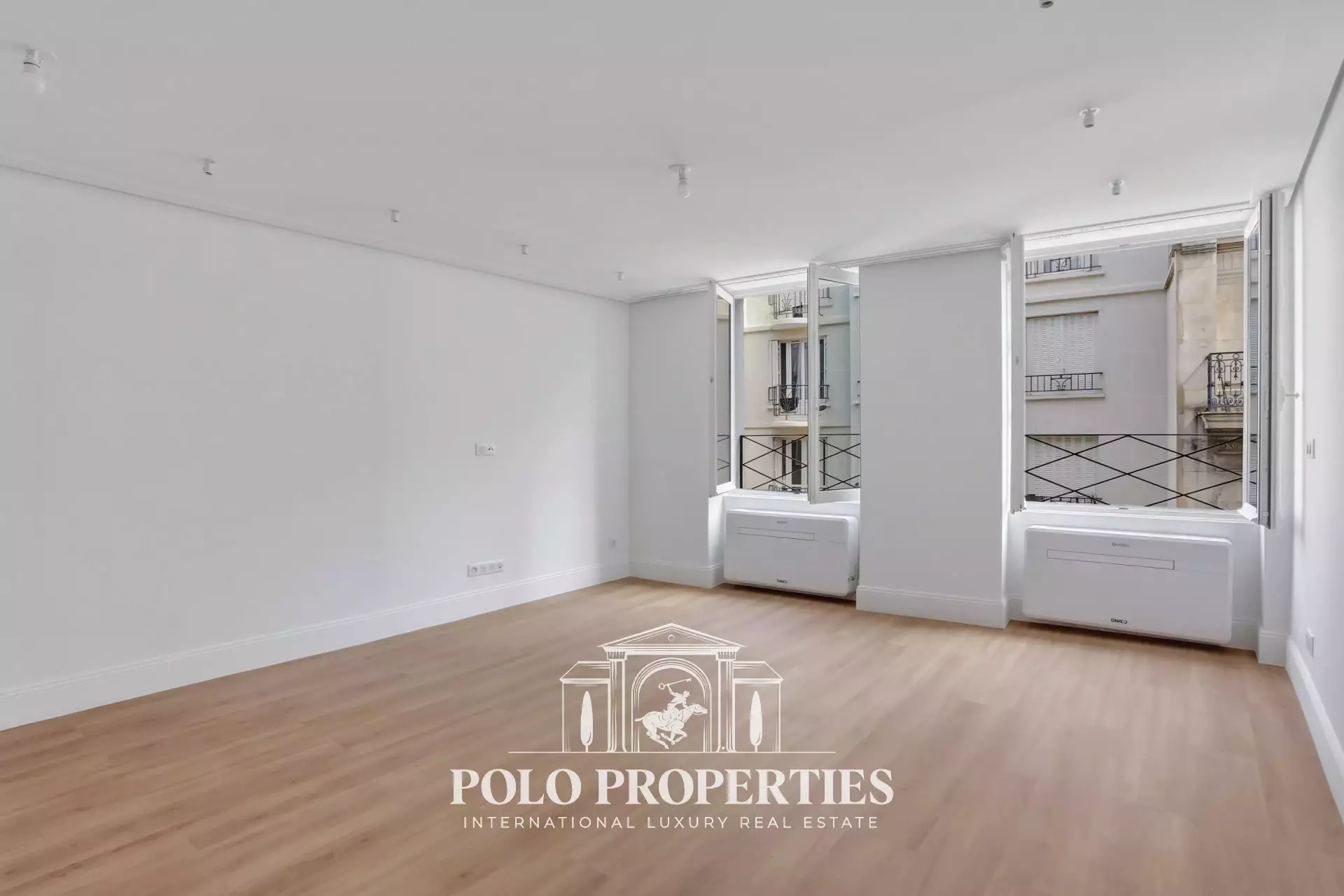 Flat Rue du Faubourg Saint-Honoré in Paris