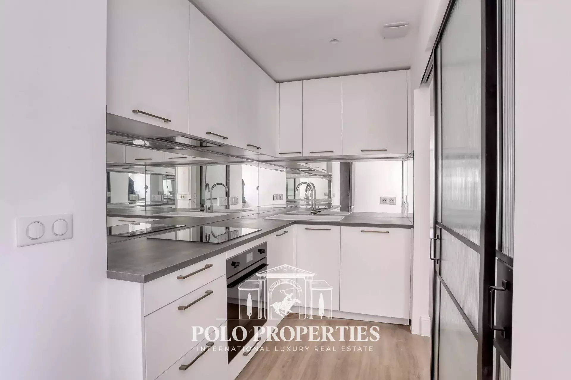Flat Rue du Faubourg Saint-Honoré in Paris