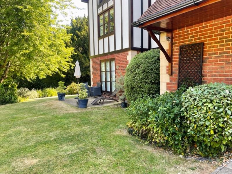 Flat Eastbourne Road in South Godstone