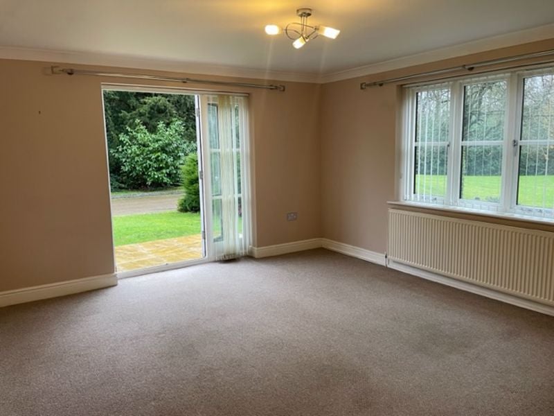 Flat Eastbourne Road in South Godstone