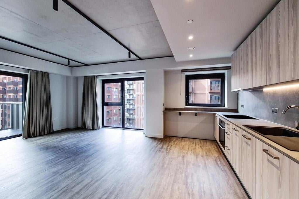 Flat Empire Way in Greater London