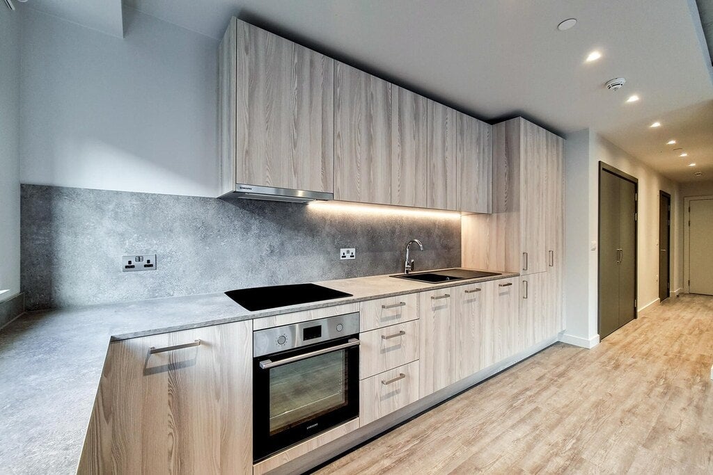 Flat Empire Way in Greater London