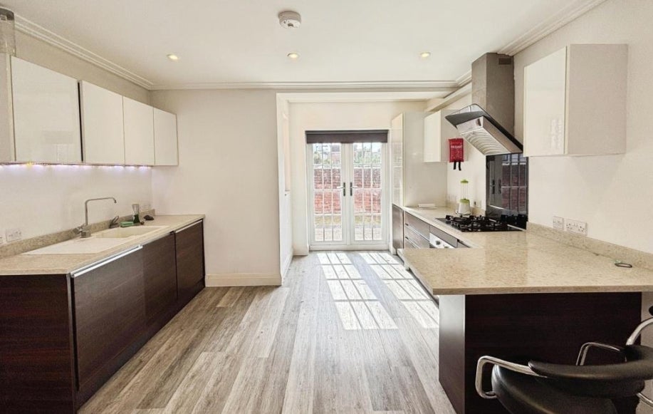 Flat Watlington Street in Reading