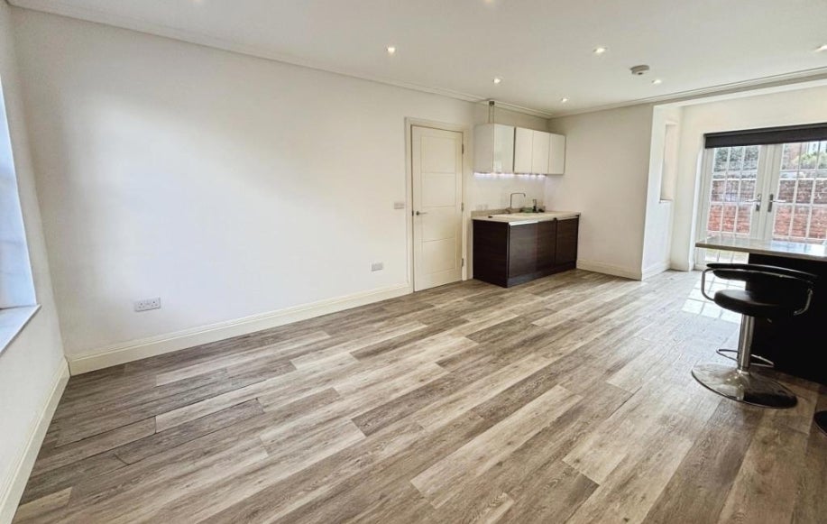 Flat Watlington Street in Reading