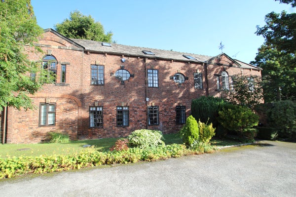 Flat Gledhow Lane in Leeds