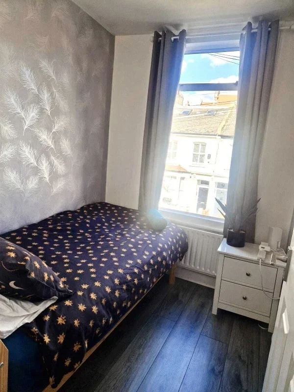 Flat Broughton Road in Greater London