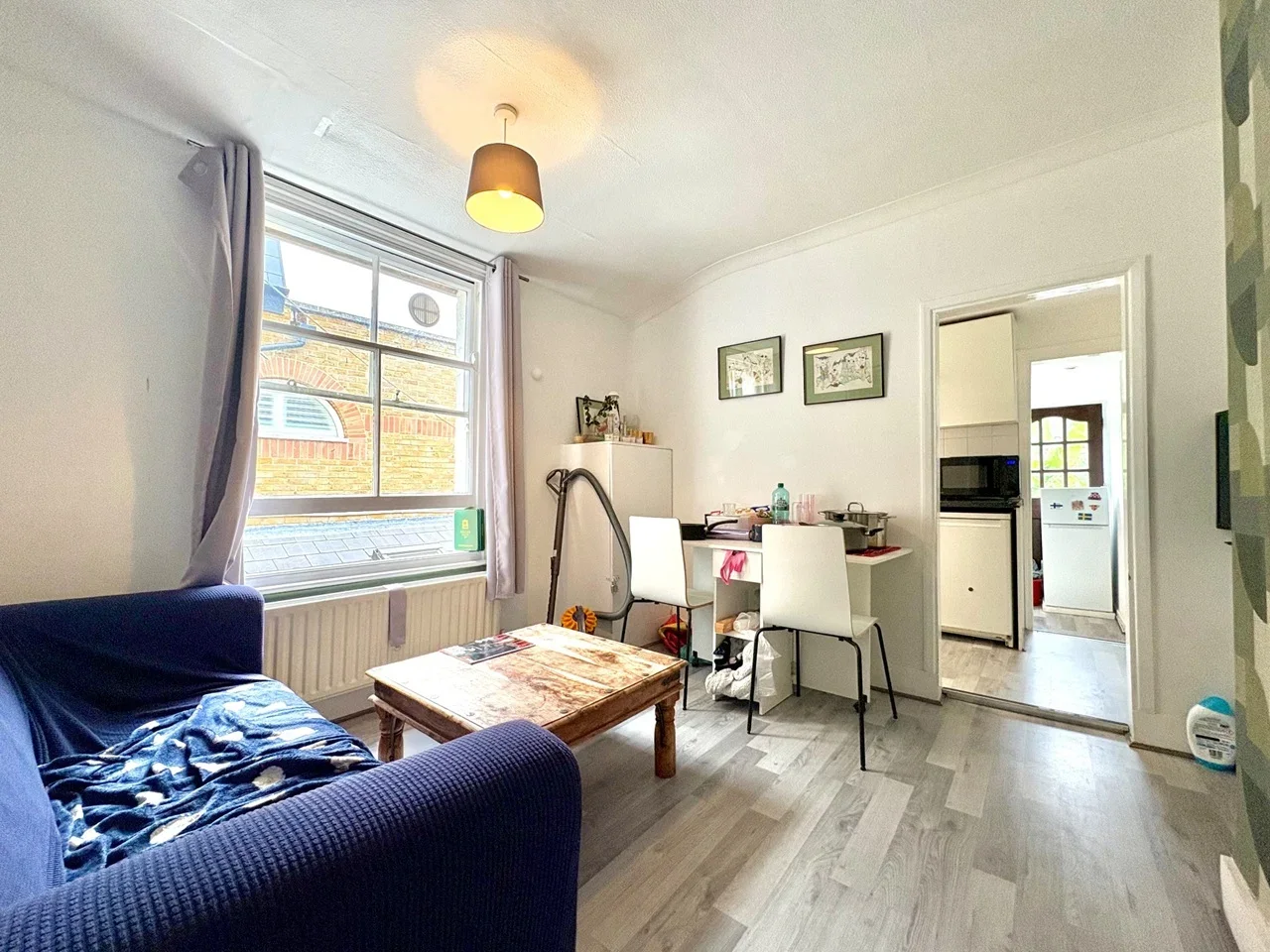 Flat Broughton Road in Greater London
