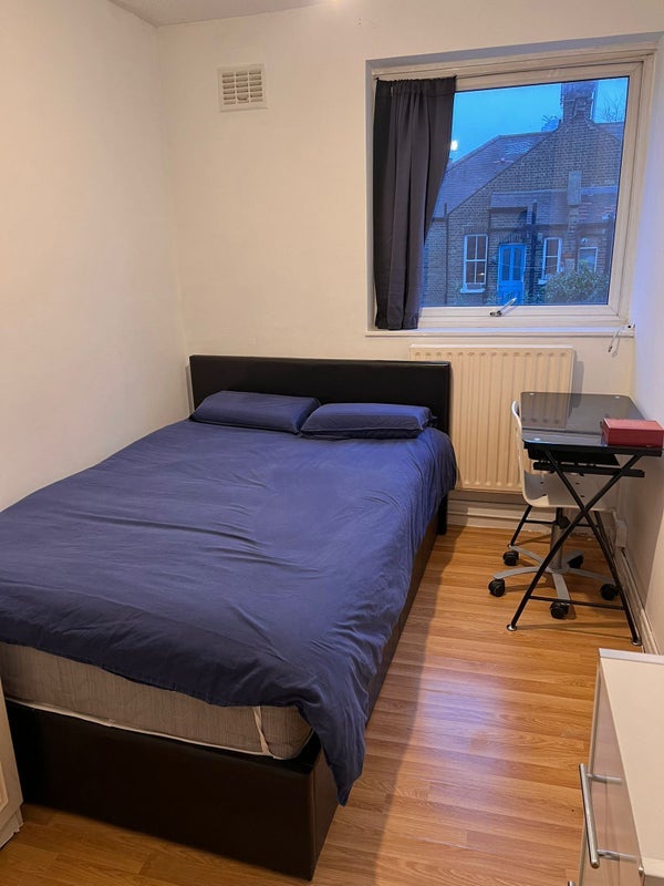 Room Aveline Street in Greater London