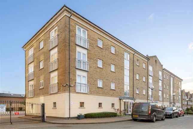 Flat Billson Street in Greater London