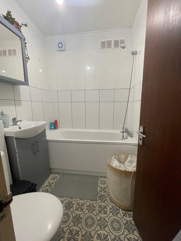 Room Yalding Road in Greater London