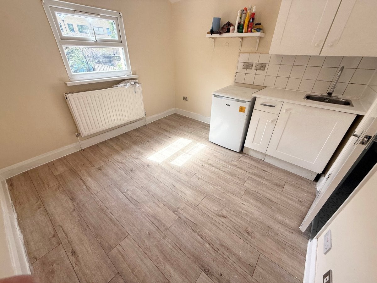 Room Grove Park Road in Greater London