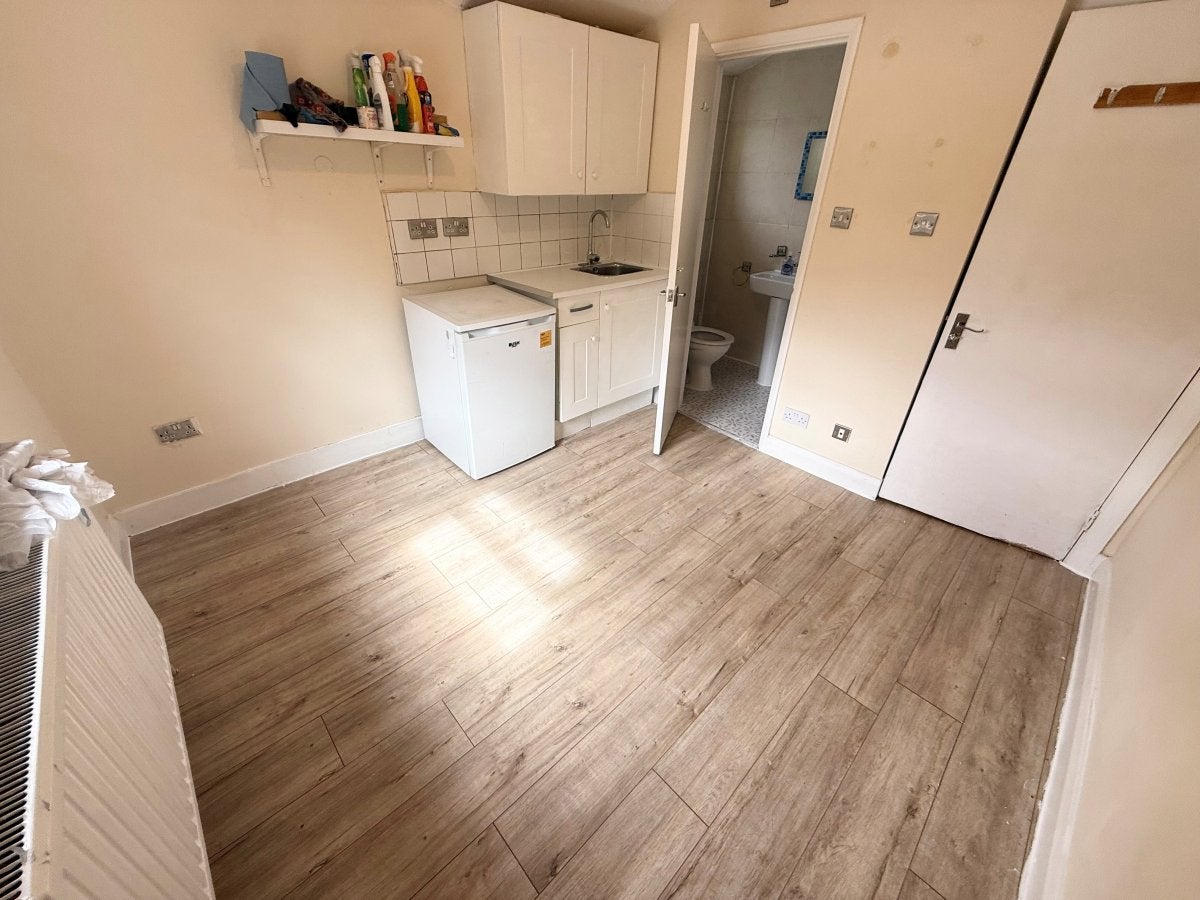 Room Grove Park Road in Greater London