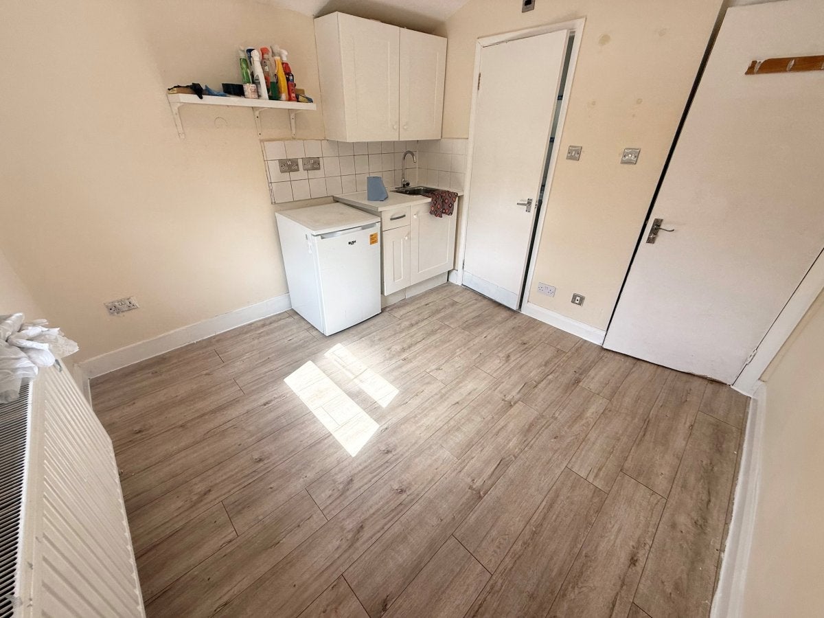 Room Grove Park Road in Greater London