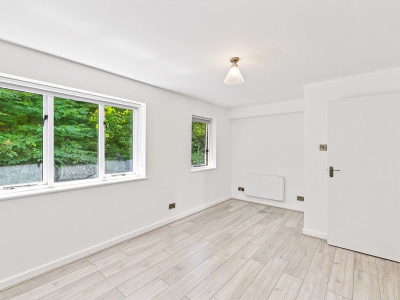 Flat Holmesdale Road in Reigate and Banstead