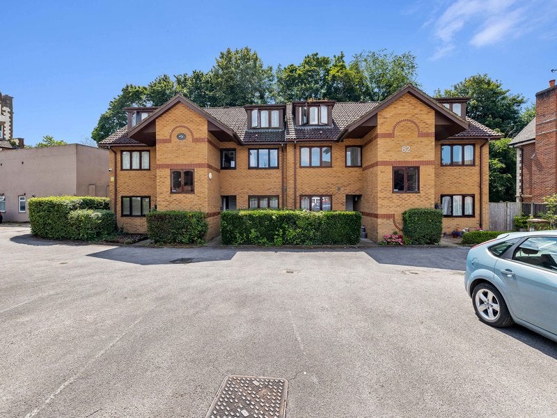 Flat Holmesdale Road in Reigate and Banstead