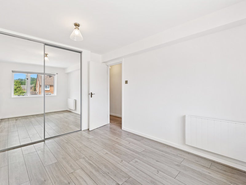 Flat Holmesdale Road in Reigate and Banstead