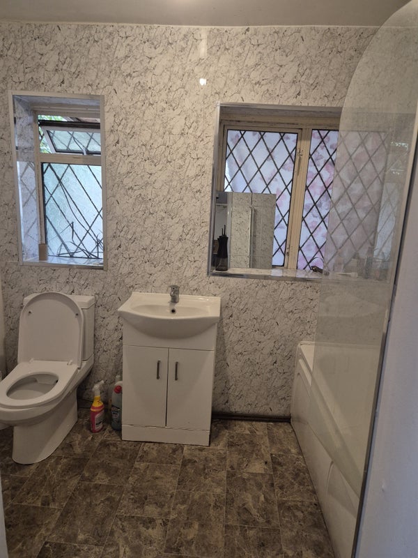 Room Markhouse Avenue in Greater London