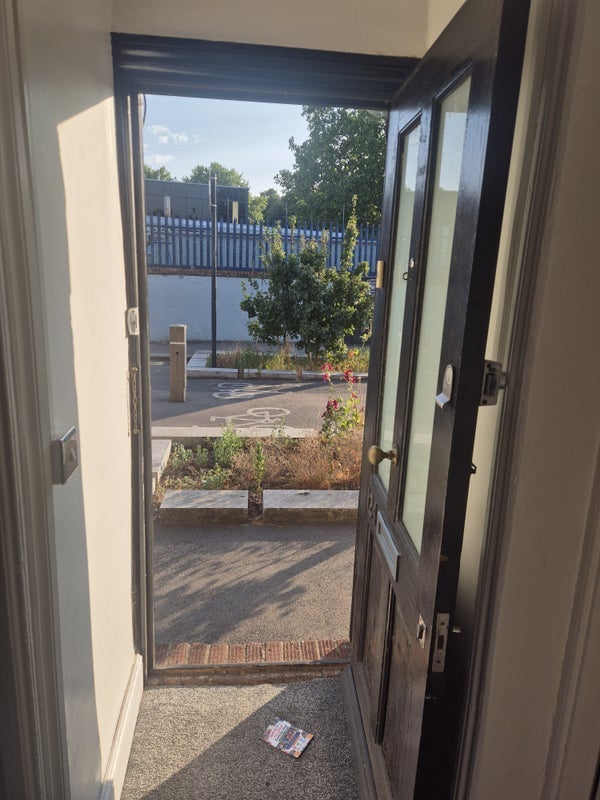 Room Markhouse Avenue in Greater London