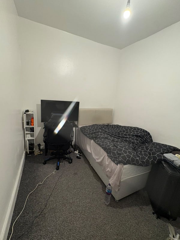 Room Markhouse Avenue in Greater London