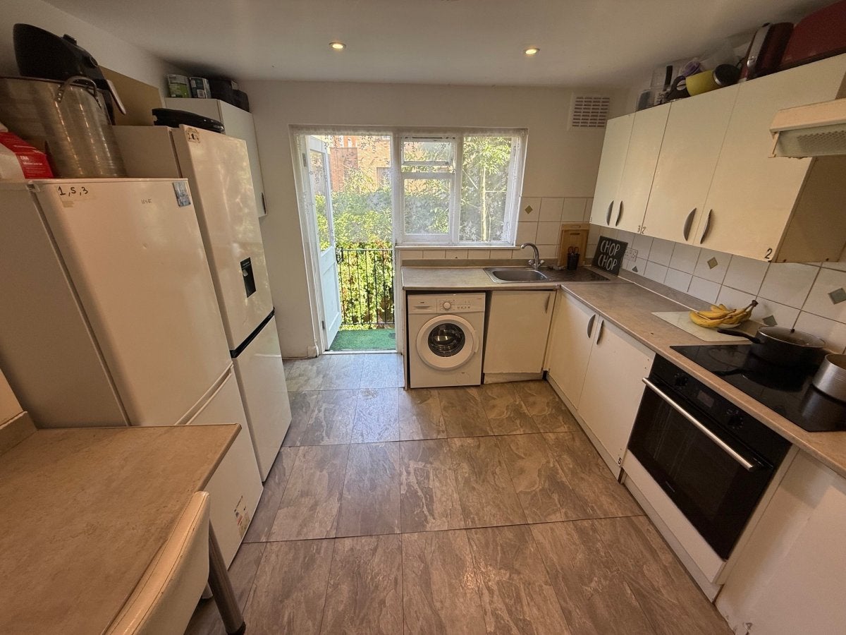Room Birnam Road in Greater London