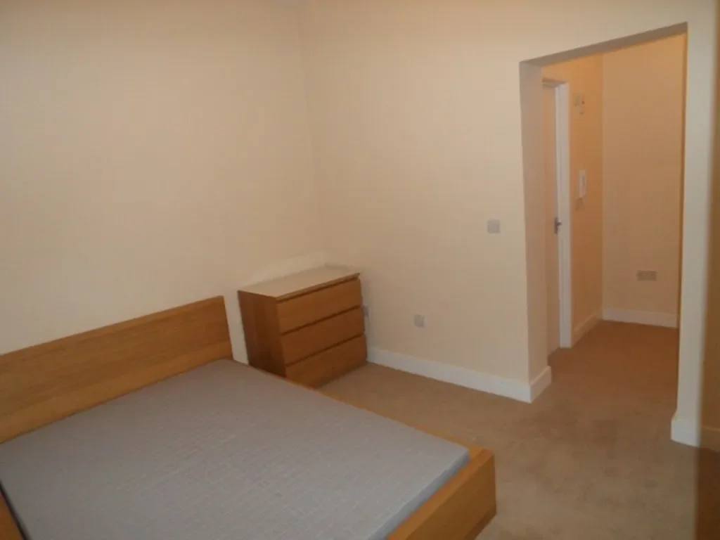 Room Grove Road in Greater London